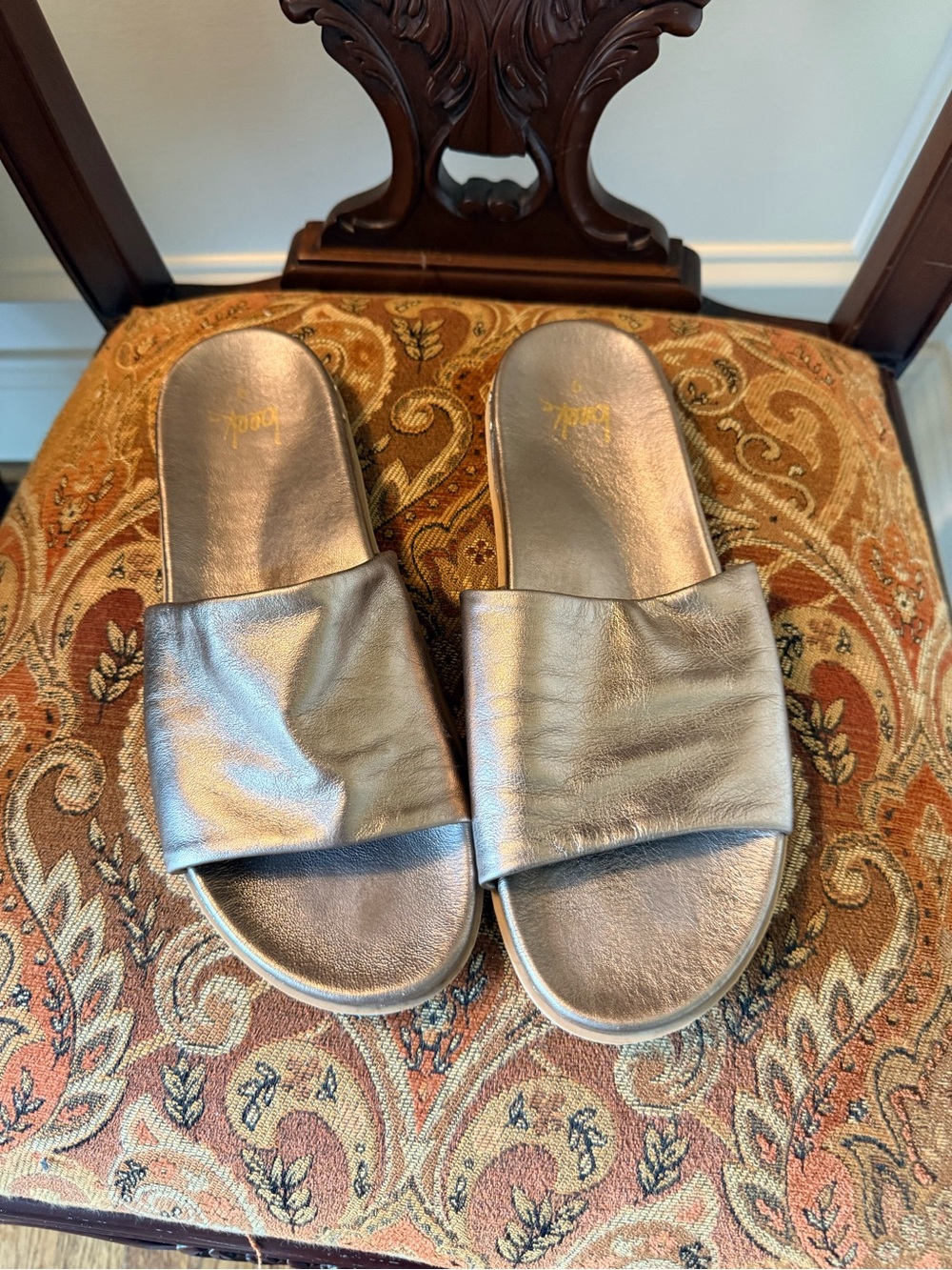 Beek Gold Slides. EUC. Size 9 . Memory Foam footbed. Very comfortable